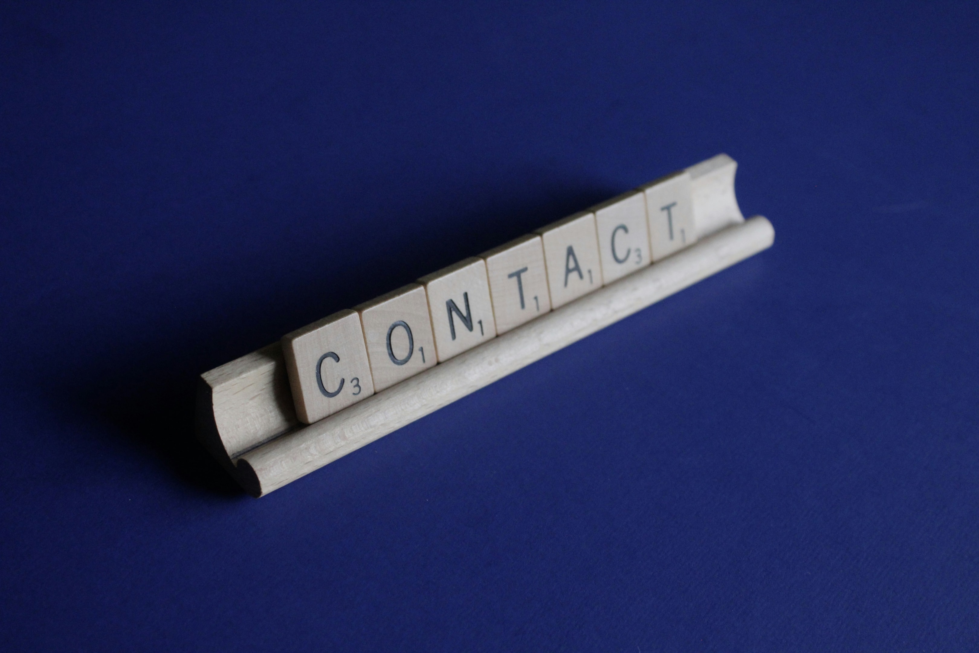 Salesforce: Differentiating leads and contacts, shown with 'CONTACT' tiles.